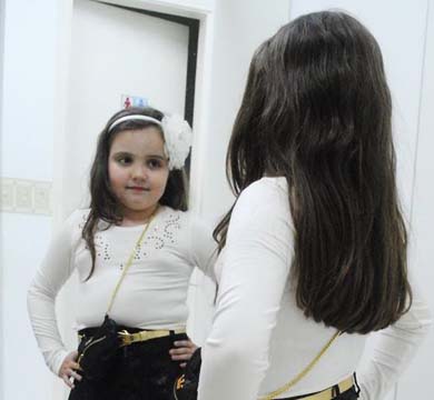 Sara de Paiva fica super elegante e bela com as novidades do Planeta Kids