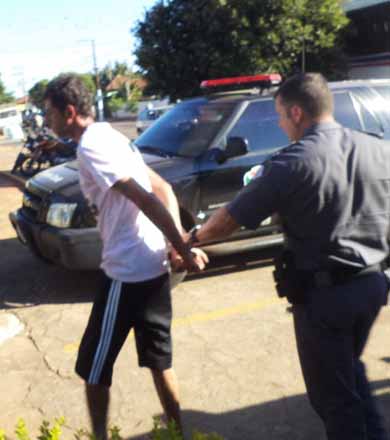Homem com faca rouba mulher e acaba preso em Paraguaçu Paulista