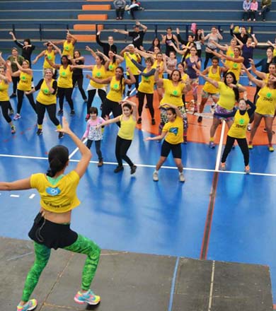 Professora Mislene esquenta a galera com Aulão de Zumba, no encerramento do Maio Amarelo