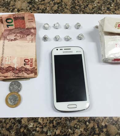 PM encontra droga escondida em terreno e prende jovem
