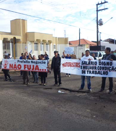 Greve continua e servidores públicos aguardam negociação com o prefeito