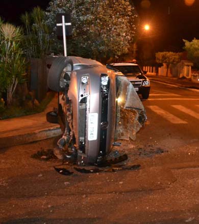 Carro capota após colidir contra canteiro da rotatória das avenidas Paraguaçu e Galdino