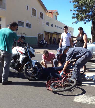 Ciclista é atropelada por moto ao atravessar a Av. Siqueira Campos