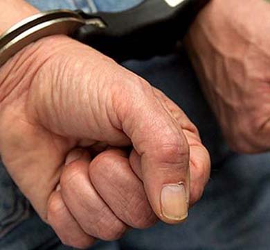 Homem arremessa banco contra esposa e a ameaça de morte