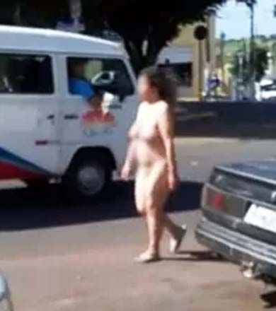 Mulher é flagrada andando nua pelas ruas de Quatá