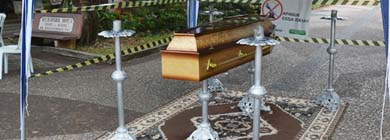 Dia Mundial Sem Tabaco é lembrado com funeral na Praça da Matriz