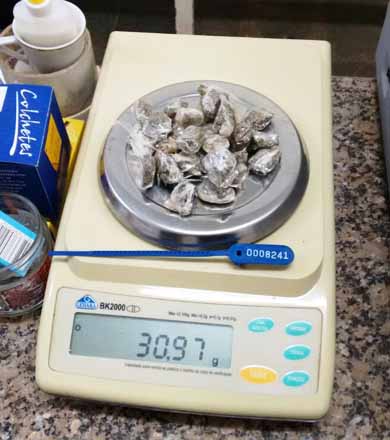 Jovem é flagrado embalando drogas em casa abandonada