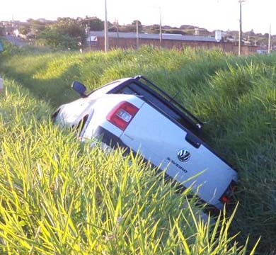 Motorista perde controle da direção e cai com veículo em vala