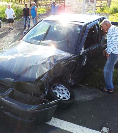 Carro com idosos colide em carreta ao tentar fazer o trevo de Borá
