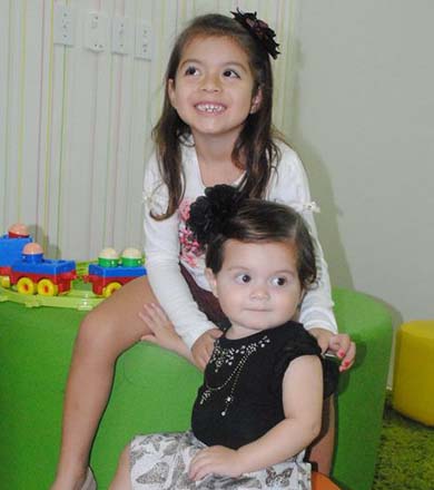 Irmãs Isabela e Isadora posam com a coleção outono/inverno do Planeta Kids