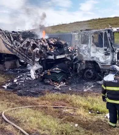 Caminhão pega fogo em rodovia na saída de Marília para Paraguaçu