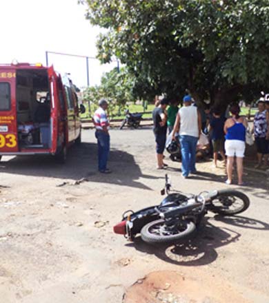 Motociclista não respeita sinalização e causa acidente na Murilo Macedo