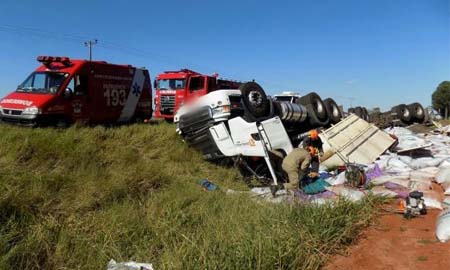 Buraco faz carreta capotar em MS e mata morador de Maracaí