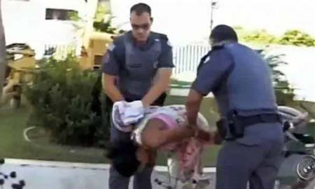 Mulher com bebê é presa após roubar idoso e esconder dinheiro em carrinho em Assis