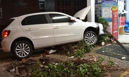 Carro desgovernado atinge fachada de farmácia no centro de Tupã