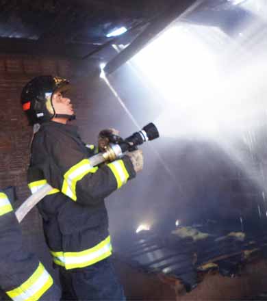 Casa na Barra Funda fica parcialmente destruída após incêndio