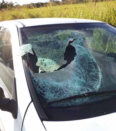 Peça de caminhão se solta e atinge ocupantes de carro em Paraguaçu Paulista