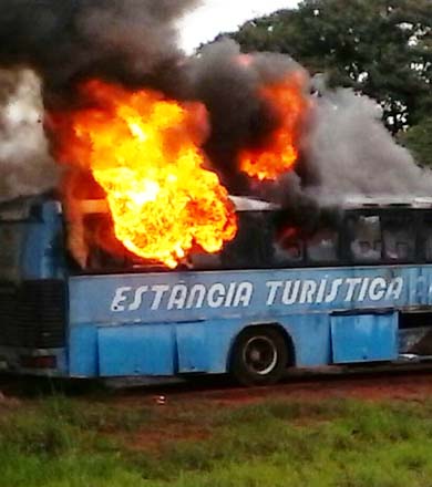 Ônibus da Prefeitura é consumido pelo fogo em Paraguaçu Paulista