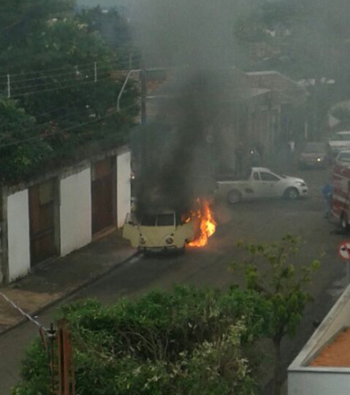 Kombi é destruída por fogo no centro da cidade (Vídeo).