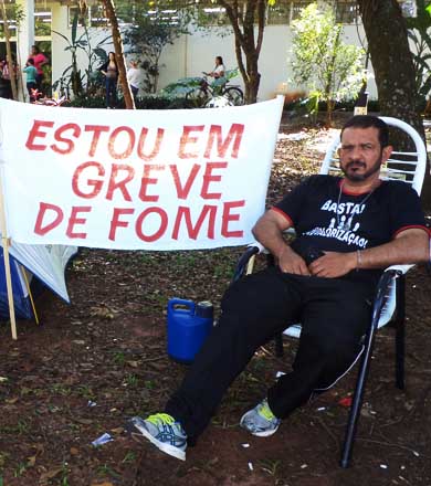 Acampado em frente à prefeitura, servidor inicia greve de fome em Paraguaçu