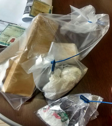 Policiamento Rodoviário apreende drogas, dinheiro e cheque.