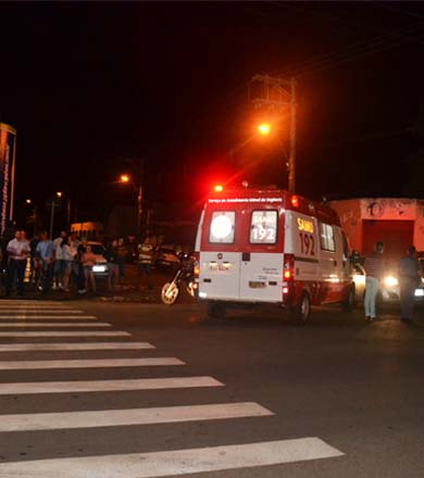 Motociclista fica ferida ao ser colidida por pick-up