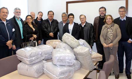 Casal faz campanha entre amigos e arrecada 300 cobertores em prol da Santa Casa de Marília