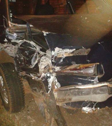 Carro estacionado fica parcialmente destruído ao ser colidido por outro veículo