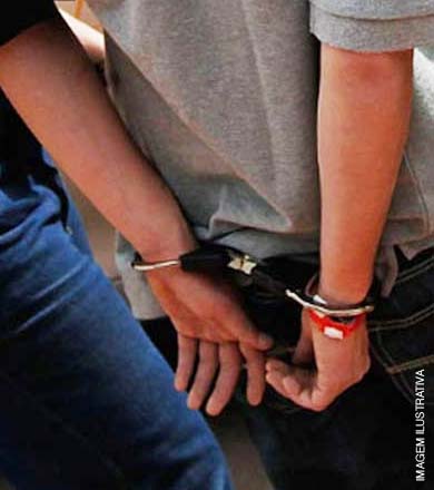 PM estoura “boca de fumo” e prende casal na Vila Marim