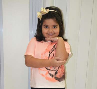 Cheia de charme, Júlia posa com as novidades do Cantinho do Bebê
