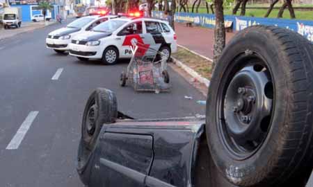 Mulher atropela duas crianças, atinge carrinho de reciclagem e capota em Marília