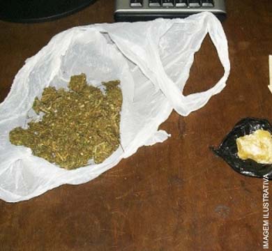 PM apreende adolescente no momento em que ele retirava drogas de galinheiro