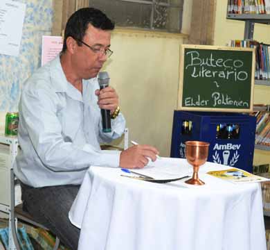 Em Boteco Literário, escritor Elder Poltronieri lança livro “As Chaves da Sabedoria”