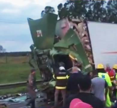 Motorista está em estado grave após ser prensado em acidente na Raposo Tavares