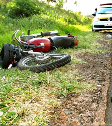 Acidente provocado por distração deixa motociclista em estado grave em Marília