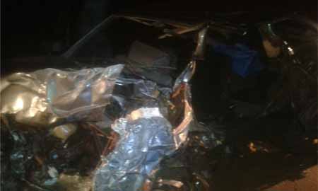 Motorista morre após bater em caminhão e ficar preso às ferragens
