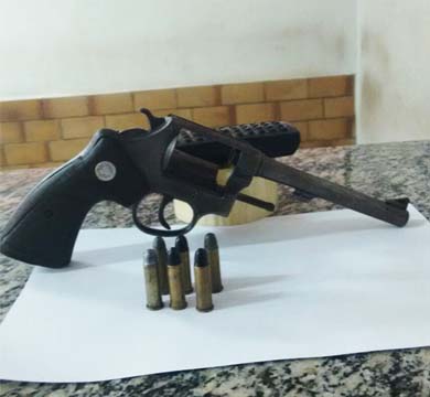 Após ser detido com arma de fogo, homem paga fiança para não ir para a cadeia