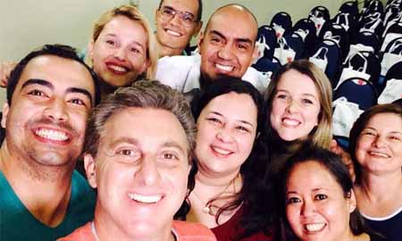 Luciano Huck faz surpresa e entrega pizza para marilienses