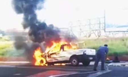 Carro pega fogo no meio de avenida de Assis