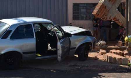 Carro desgovernado atropela homem na porta de casa em Tupã