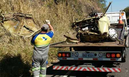 Carro fica partido ao meio após capotar e deixar 3 feridos em Marília