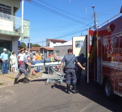Van 'fecha' moto e causa acidente em cruzamento de ruas