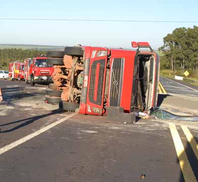 Carreta carregada de calcário tomba e motorista fica ferido