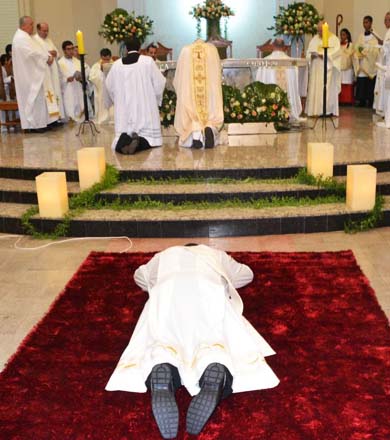 Danilo Janegitz é ordenado sacerdote em Paraguaçu Paulista