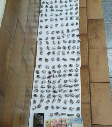 Homem vai preso após PM localizar 180 porções de maconha em sua casa