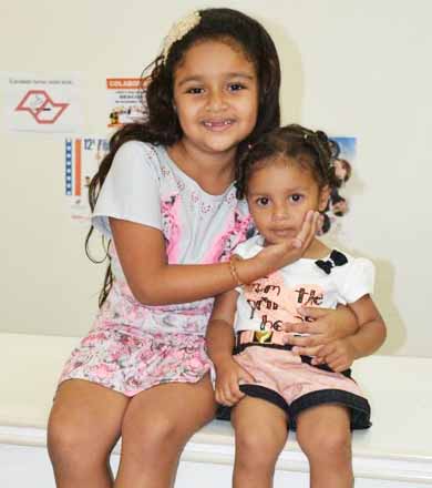 Irmãs posam para os cliques com as novidades do Cantinho do Bebê