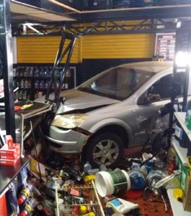 Carro desgovernado invade loja de troca de óleo em Ourinhos
