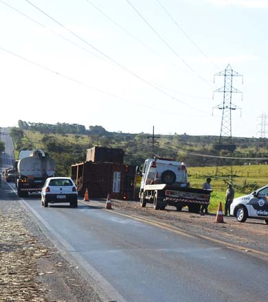 Carreta bitrem carregada de cana-de-açúcar tomba e interdita trecho de rodovia