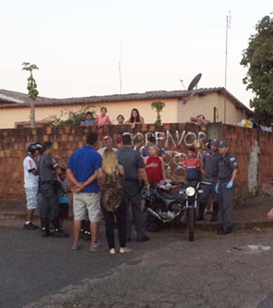 Motorista evade-se do local após colidir em moto, mas deixa placa do veículo caída no local