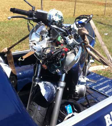 Motociclista colide cabeça contra poste ao perder controle da direção